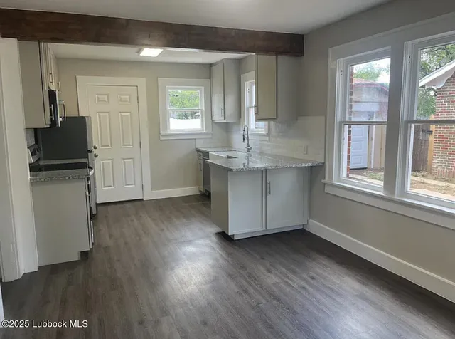 $1,300 | 2109 27th Street, Lubbock, TX 79411