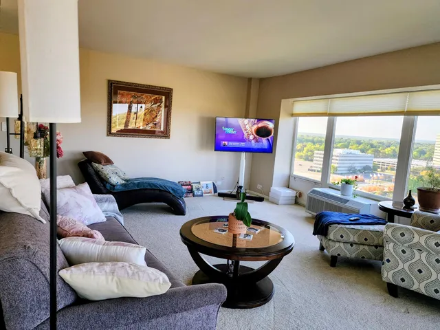 $224,000 | 5000 Town Centre, Unit 1404, Southfield, MI 48075