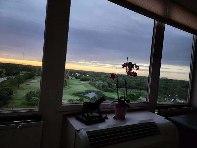 $224,000 | 5000 Town Centre, Unit 1404, Southfield, MI 48075