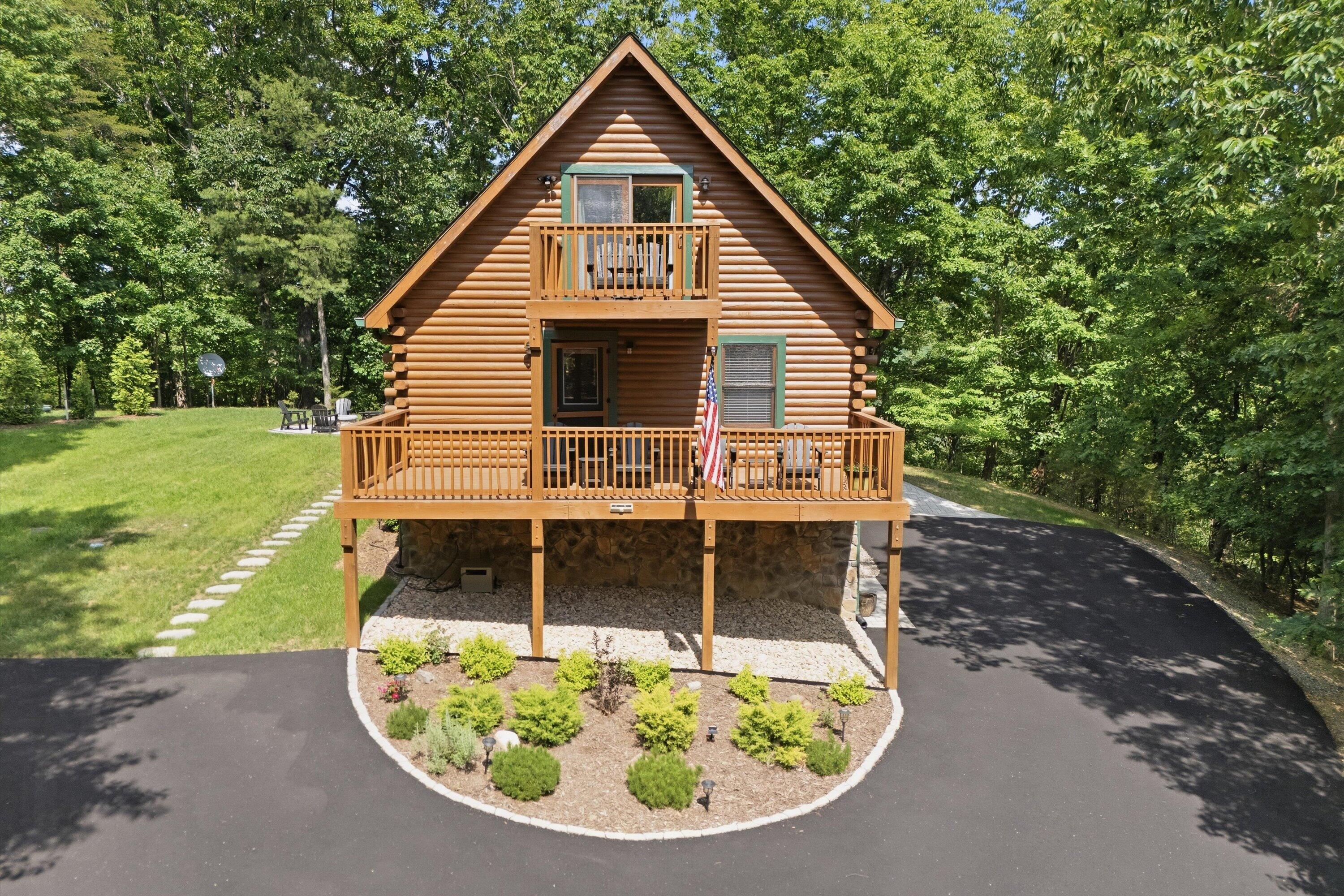 6211 Hillcrest Road Salem, VA 24153 - Photo 3 of 36 a front view of a house with a yard
