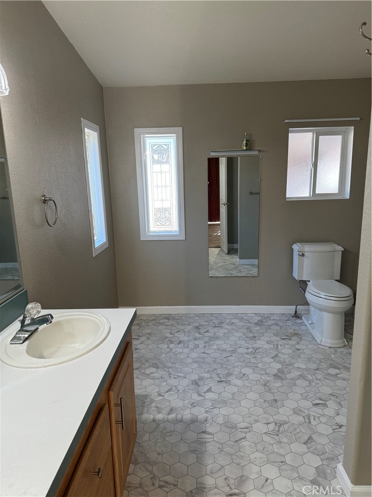 4190 Hackney Way Paso Robles, CA 93446 - Photo 25 of 40 a bathroom with a sink toilet and mirror