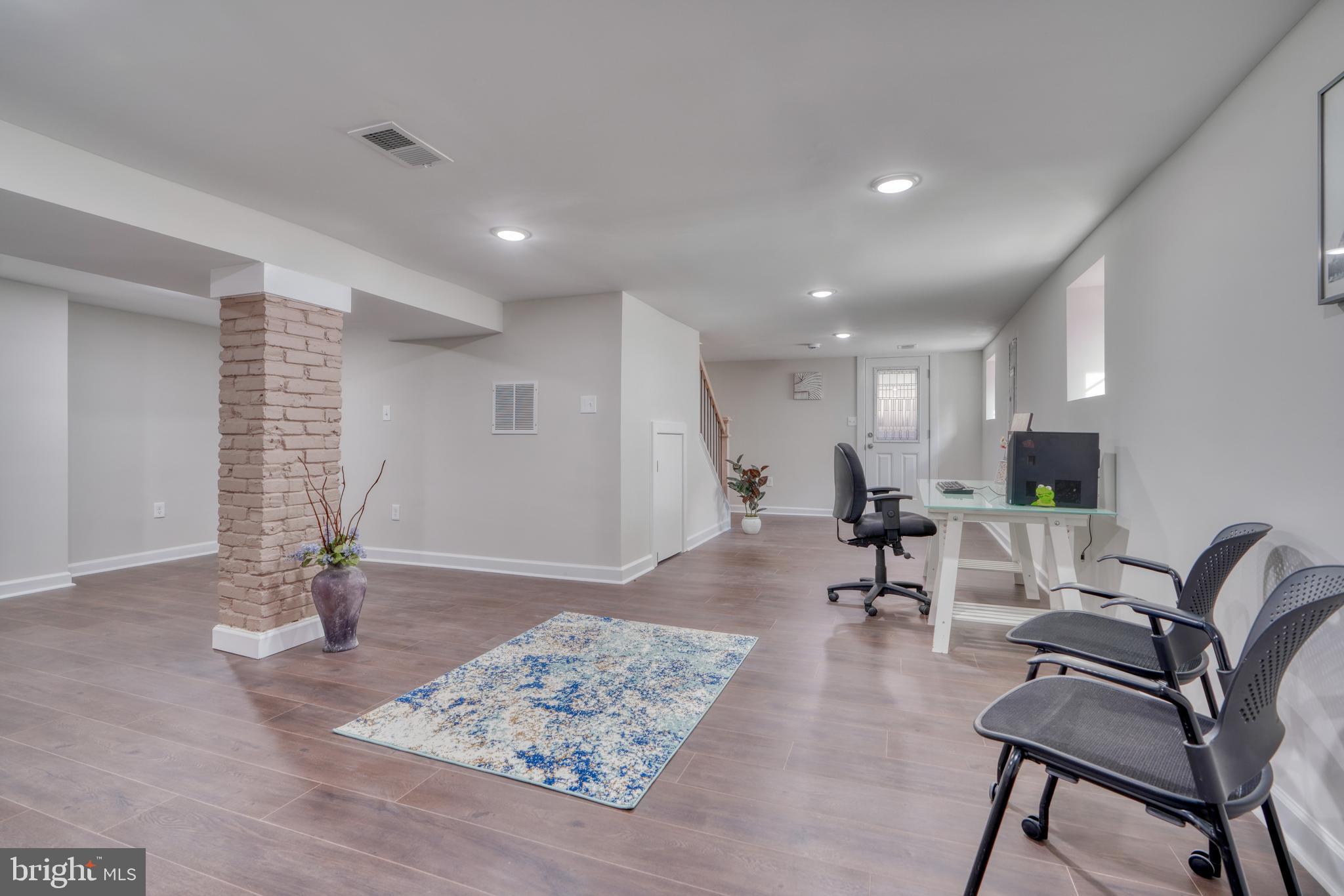 231 Mallow Hill Road Baltimore, MD 21229 - Photo 41 of 48 a living room with furniture