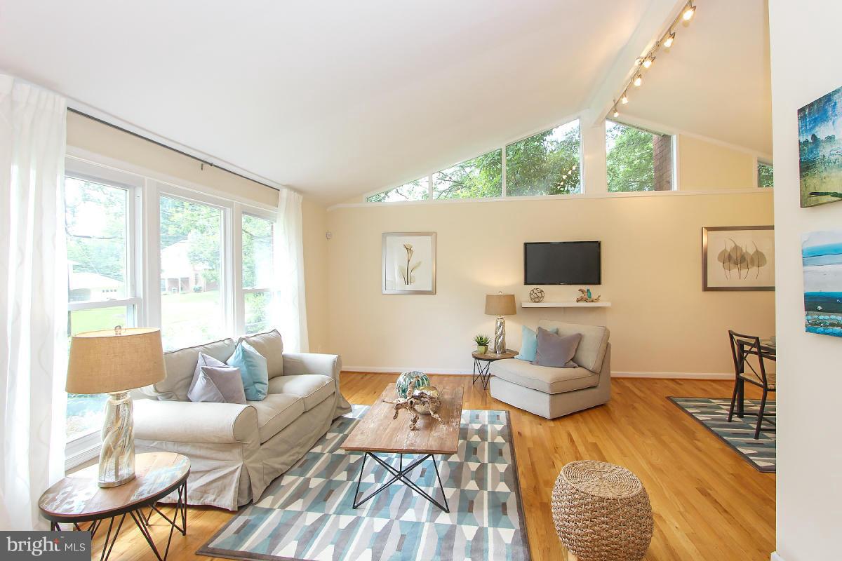 8904 Victoria Road Springfield, VA 22151 - Photo 3 of 30 Living Room