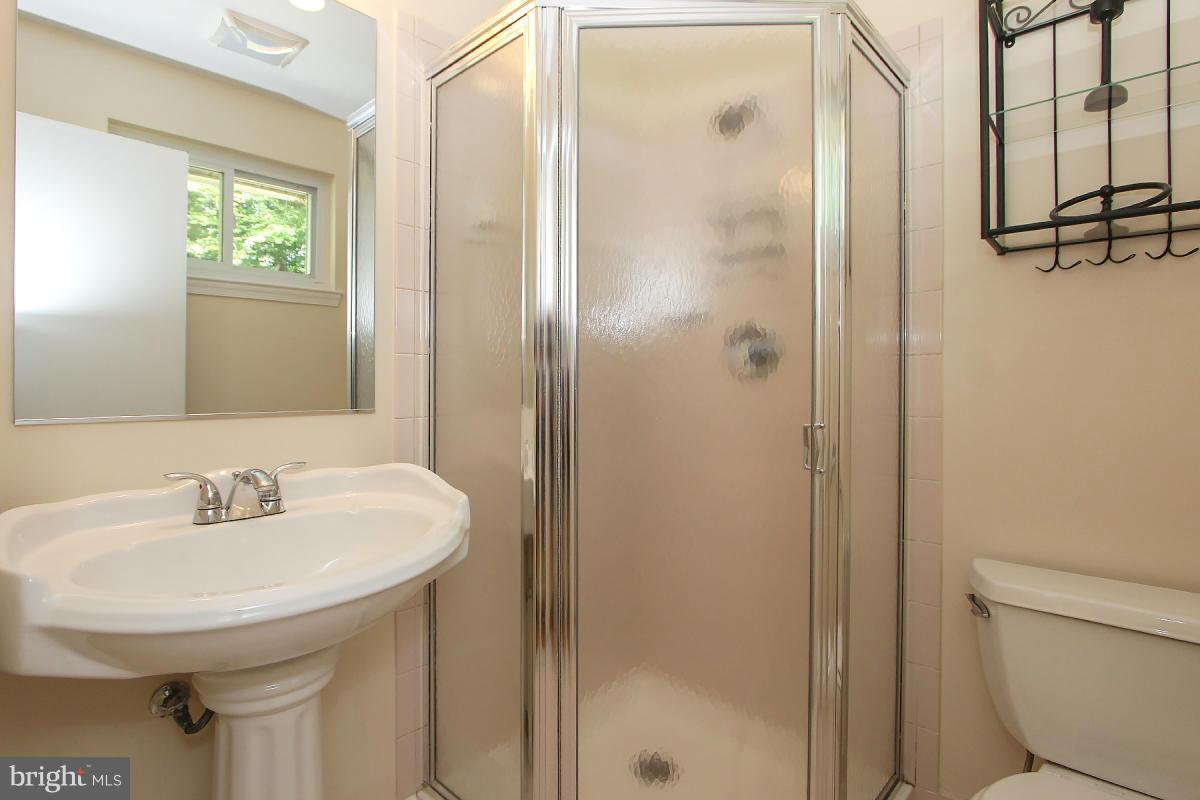 8904 Victoria Road Springfield, VA 22151 - Photo 21 of 30 Bath (Master)