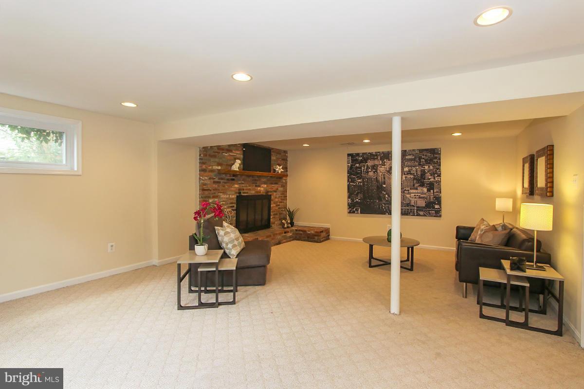 8904 Victoria Road Springfield, VA 22151 - Photo 22 of 30 Family Room
