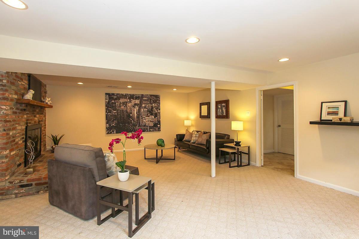 8904 Victoria Road Springfield, VA 22151 - Photo 23 of 30 Family Room