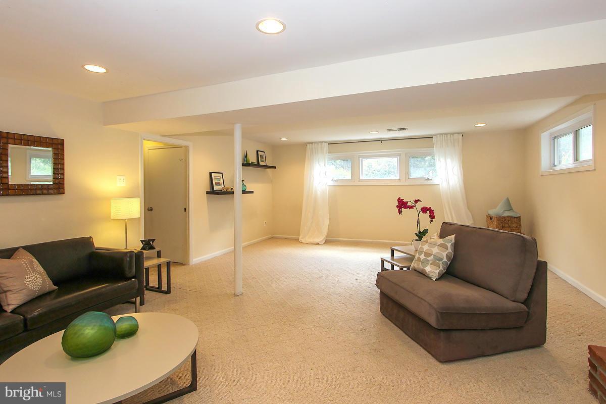 8904 Victoria Road Springfield, VA 22151 - Photo 25 of 30 Family Room
