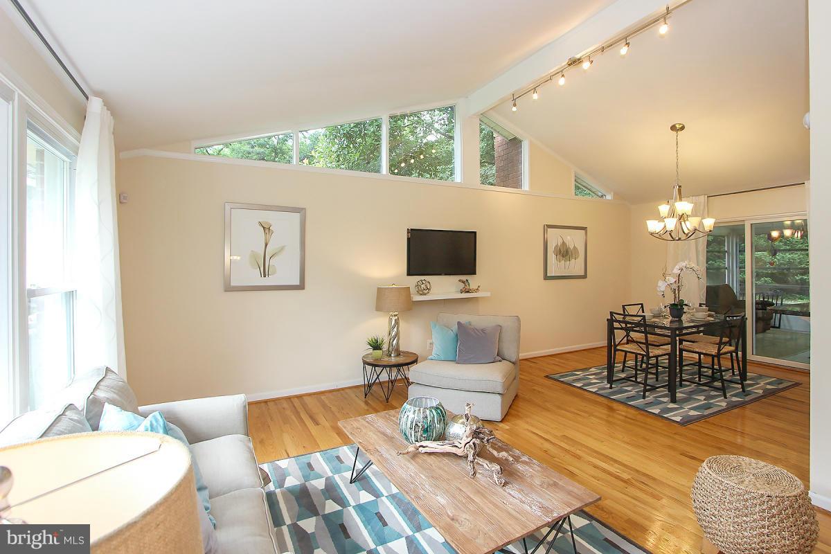 8904 Victoria Road Springfield, VA 22151 - Photo 4 of 30 Living Room