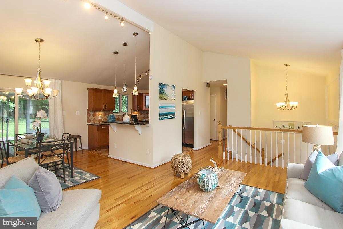 8904 Victoria Road Springfield, VA 22151 - Photo 5 of 30 Living Room