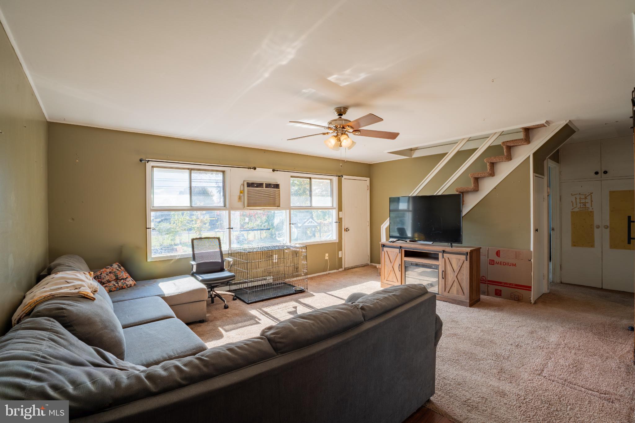 86 Wildflower Road Levittown, PA 19057 - Photo 4 of 17 Spacious living area with natural light.
