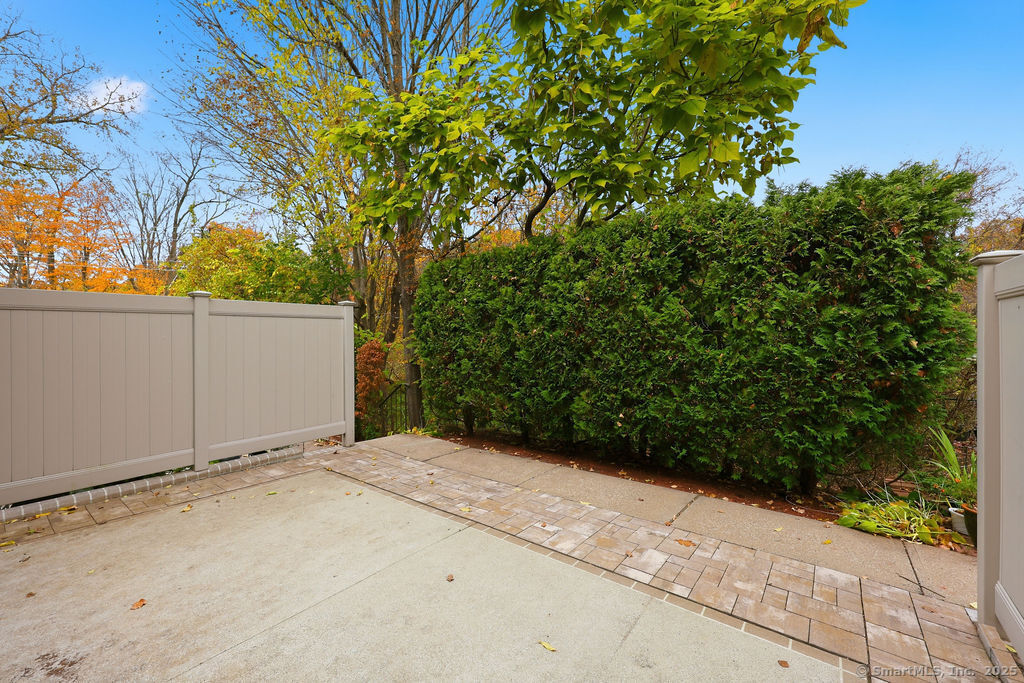25 Washington Street, Unit 20 Bristol, CT 06010 - Photo 27 of 29 a backyard of a house with lots of green space