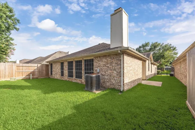 a view of a house with backyard and garden