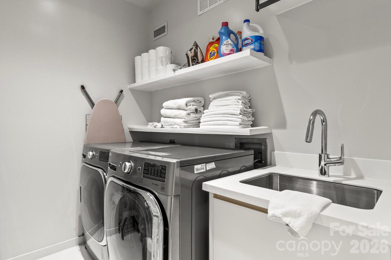 435 South Tryon Street, Unit 901 Charlotte, NC 28202 - Photo 21 of 28 a utility room with dryer and washer