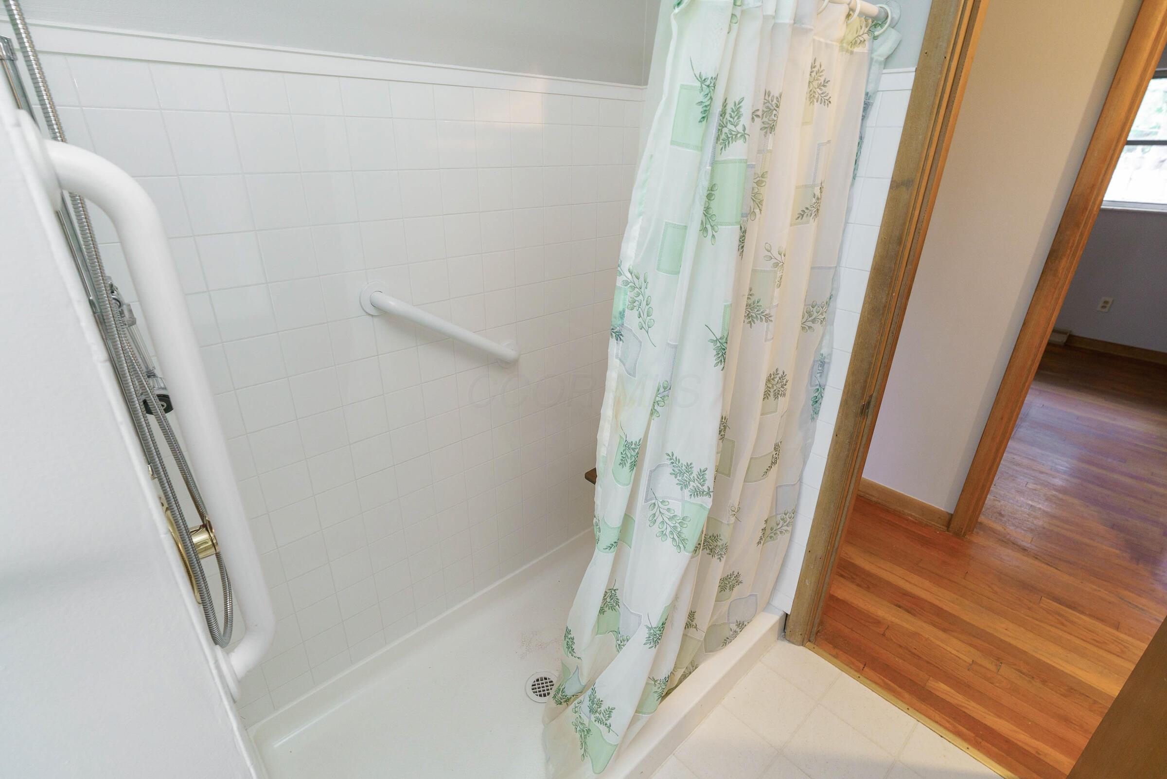 2940 Belmar Road Columbus, OH 43209 - Photo 20 of 32 Full Bathroom