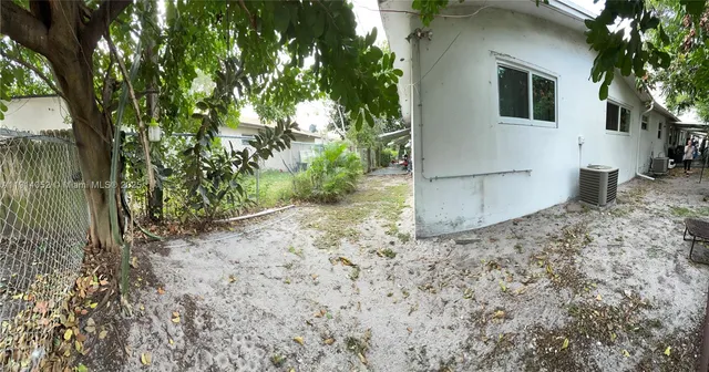 a view of a backyard