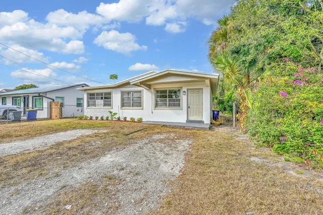 $294,900 | 8487 Southeast Begonia Way, Hobe Sound, FL 33455