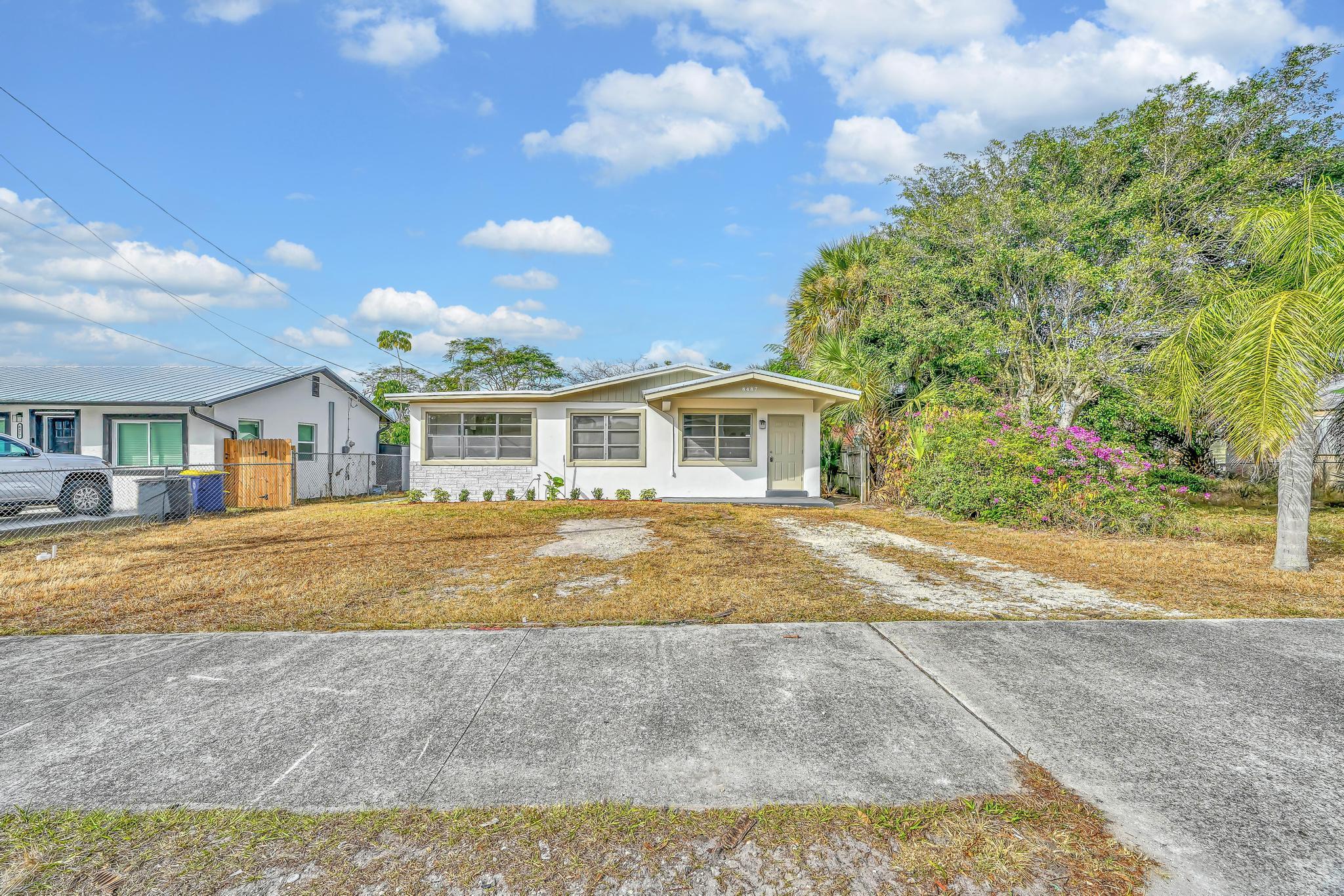 8487 Southeast Begonia Way Hobe Sound, FL 33455 - Photo 3 of 26 a view of outdoor space yard and front view of house