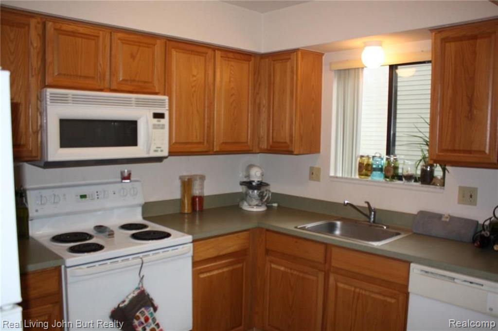 1534 Streamwood Court Rochester Hills, MI 48307 - Photo 3 of 8