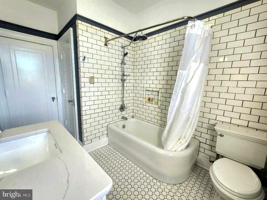 515 Fourth Street Shenandoah, VA 22849 - Photo 39 of 53 Now this is a darling bathtub/shower, agreed?