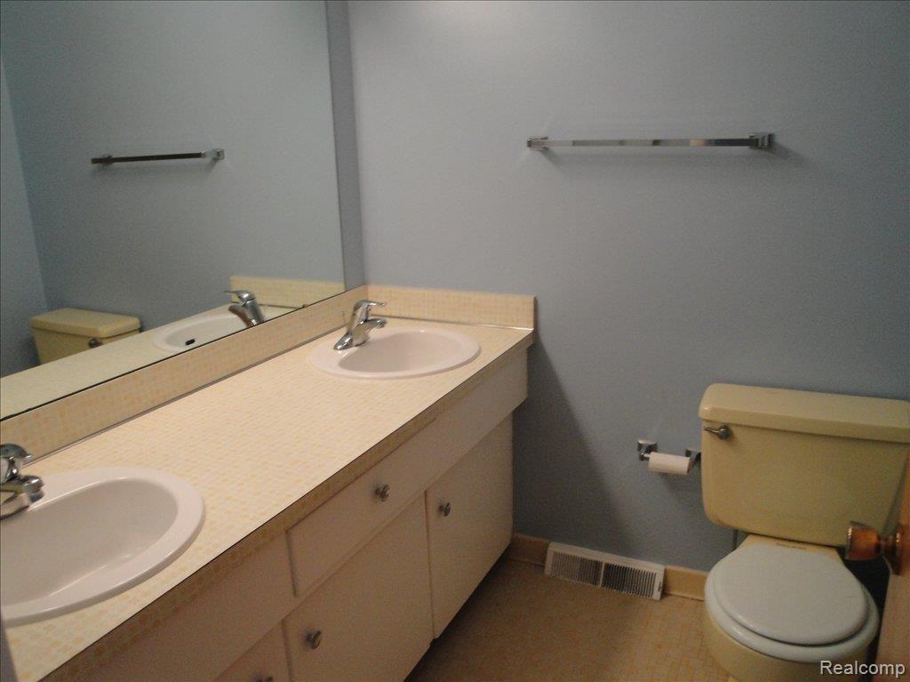 1850 West Predmore Road Oakland, MI 48363 - Photo 10 of 11 Predmore Full Bath