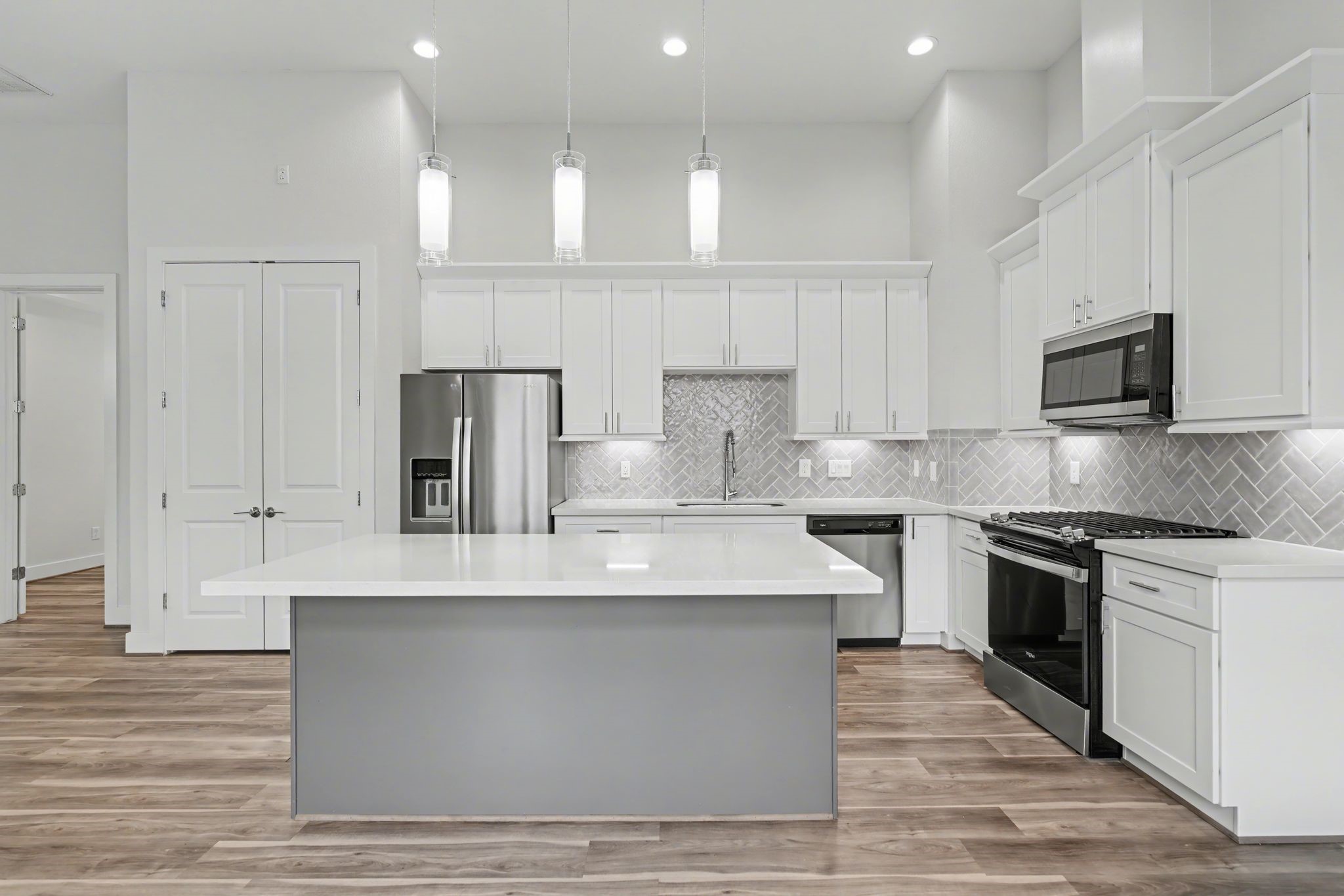 2504 West Tidwell Road, Unit B Houston, TX 77091 - Photo 11 of 24 Contemporary style takes center
stage in the kitchen with quartz
countertops, a striking tile
backsplash, and stainless steel
appliances.