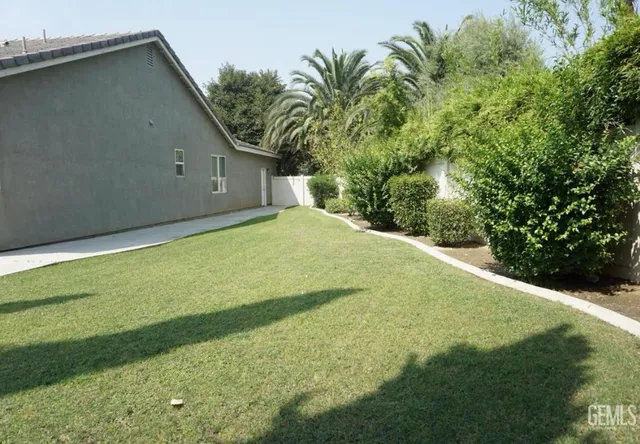 a view of a backyard