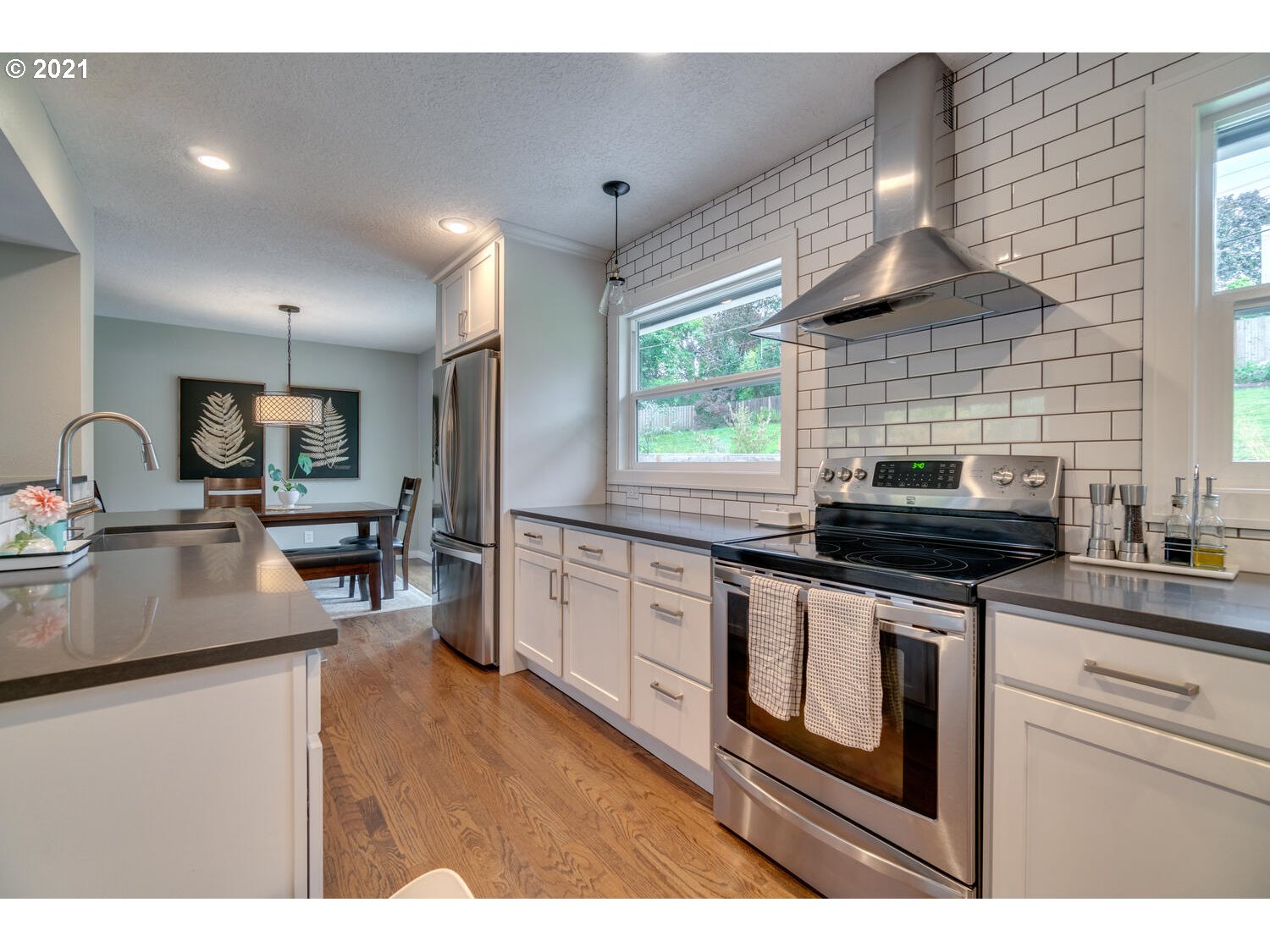 3314 Southwest Marigold Street Portland, OR 97219 - Photo 12 of 29 Gallery Image 12