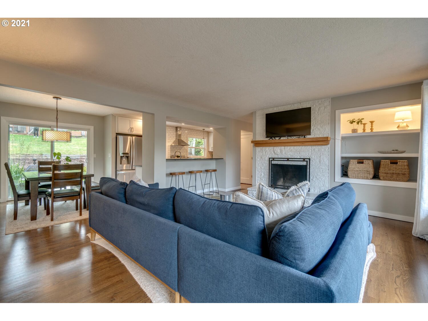 3314 Southwest Marigold Street Portland, OR 97219 - Photo 5 of 29 Gallery Image 5