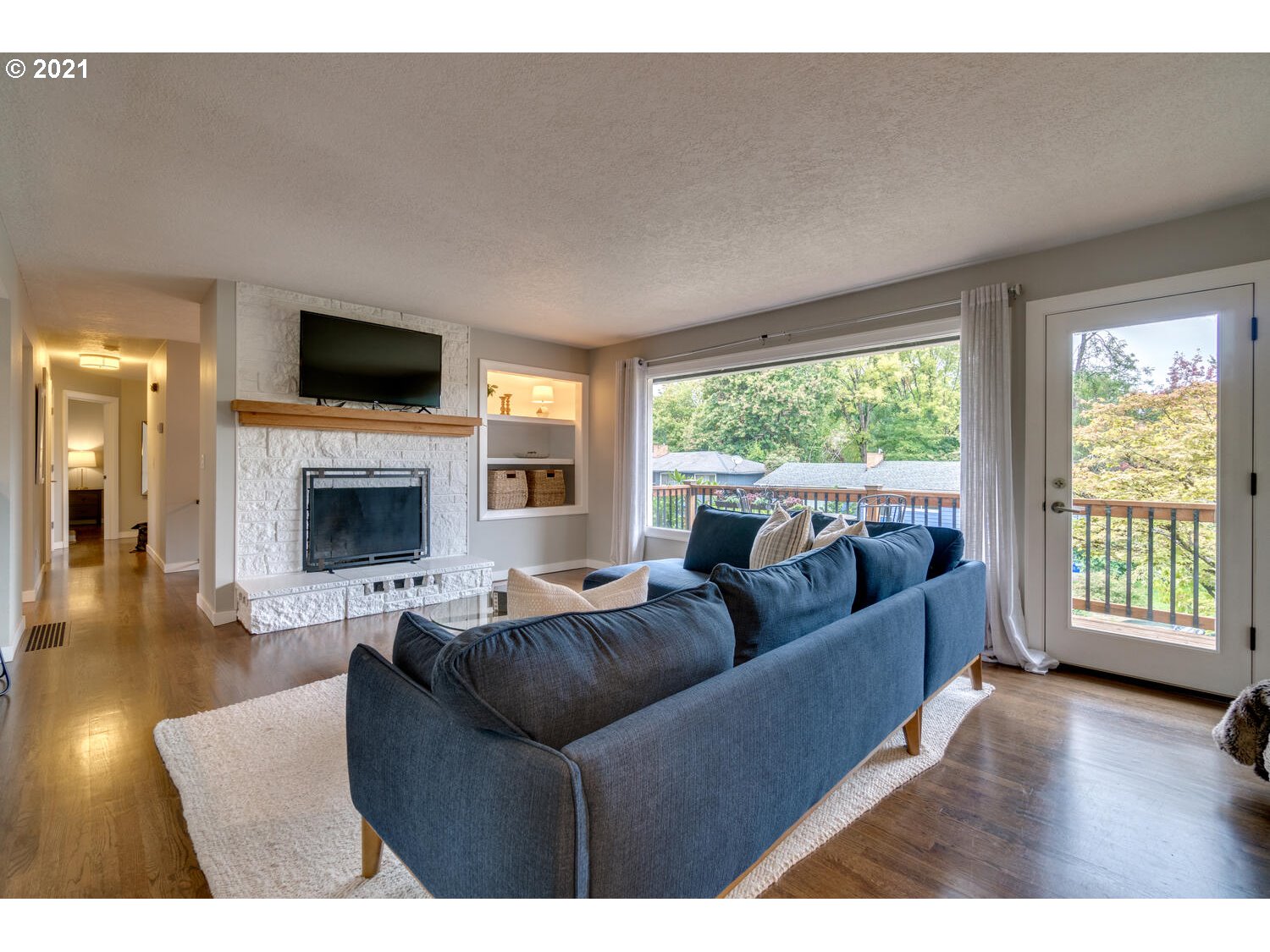 3314 Southwest Marigold Street Portland, OR 97219 - Photo 6 of 29 Gallery Image 6