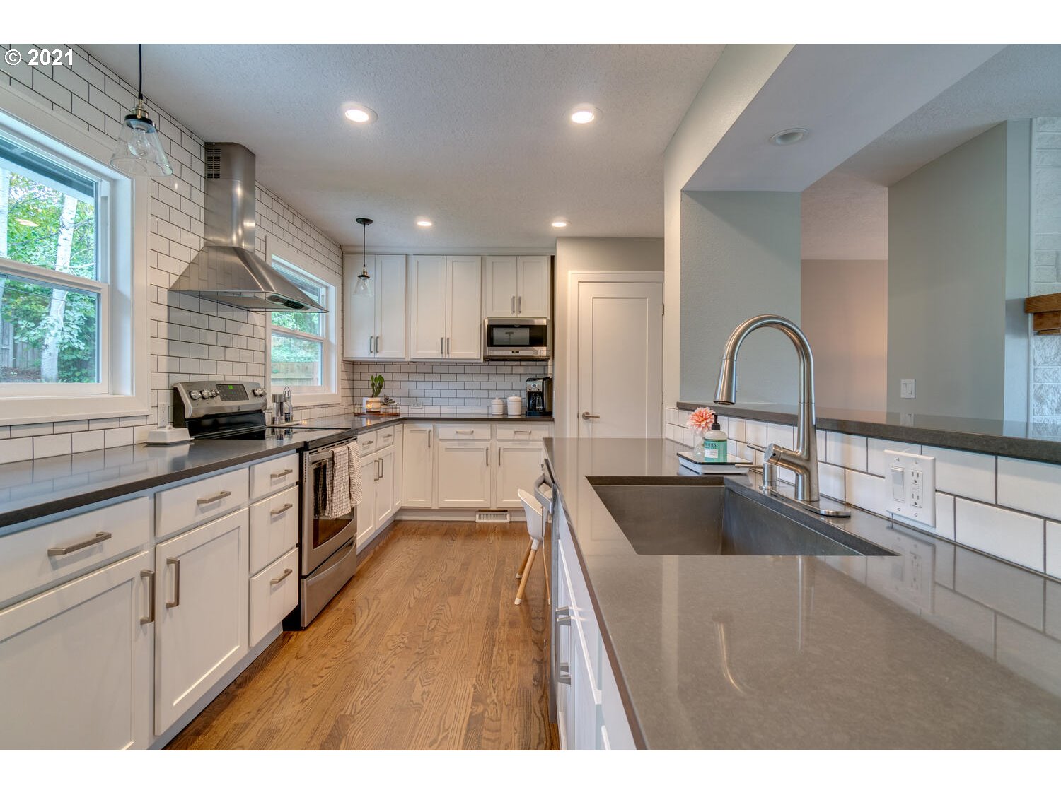 3314 Southwest Marigold Street Portland, OR 97219 - Photo 9 of 29 Gallery Image 9
