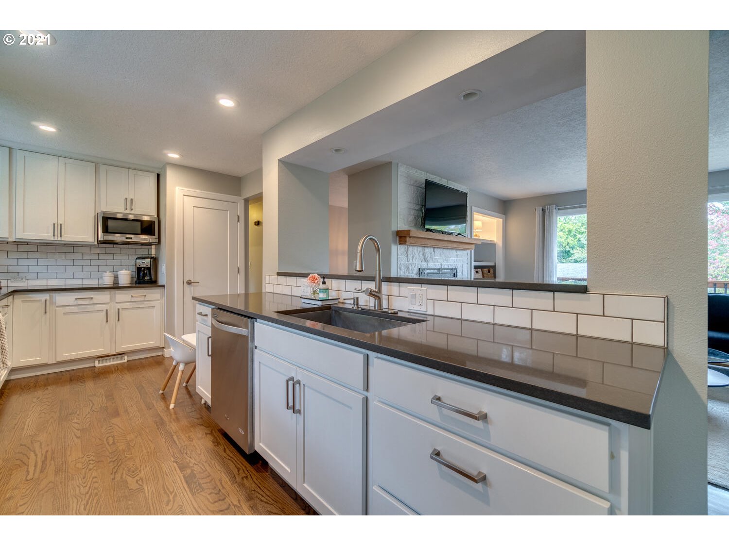 3314 Southwest Marigold Street Portland, OR 97219 - Photo 10 of 29 Gallery Image 10
