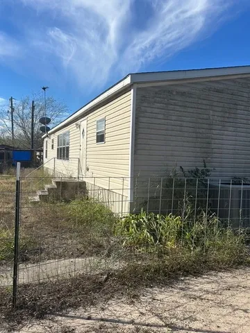 a view of a house with backyard