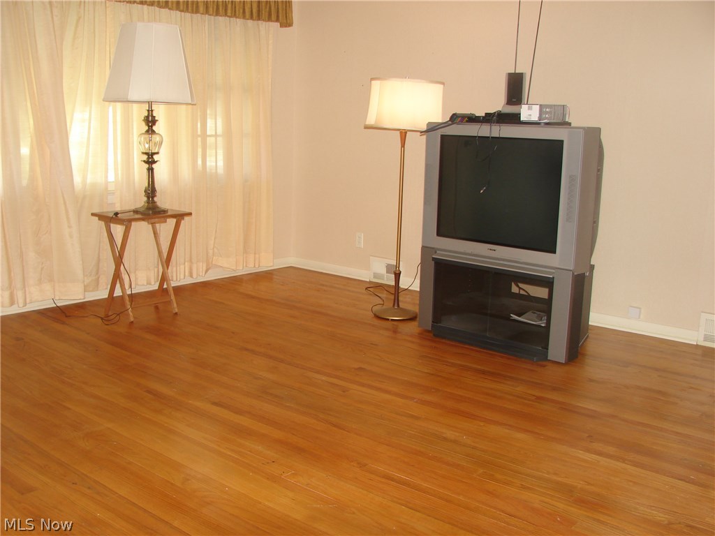 1581 Lander Road Cleveland, OH 44124 - Photo 8 of 25