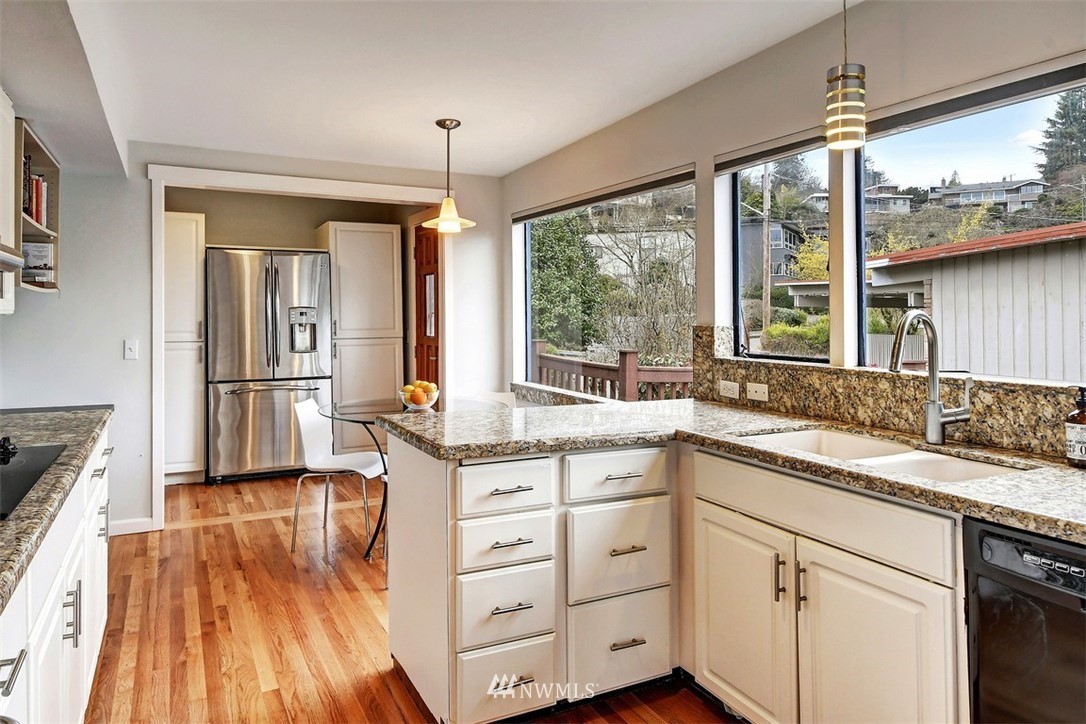 5815 Oakhurst Road South Seattle, WA 98118 - Photo 11 of 29