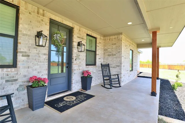 a view of an entryway with outdoor seating