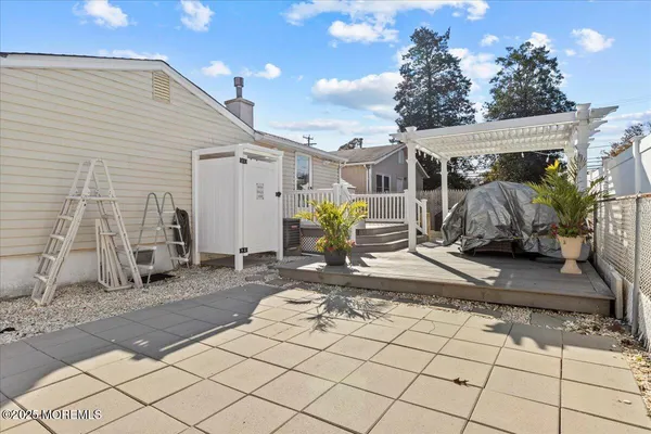a view of a house with backyard