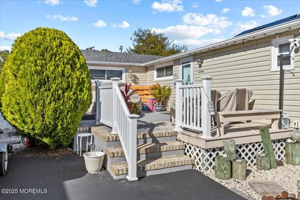 a view of entryway with outdoor kitchen