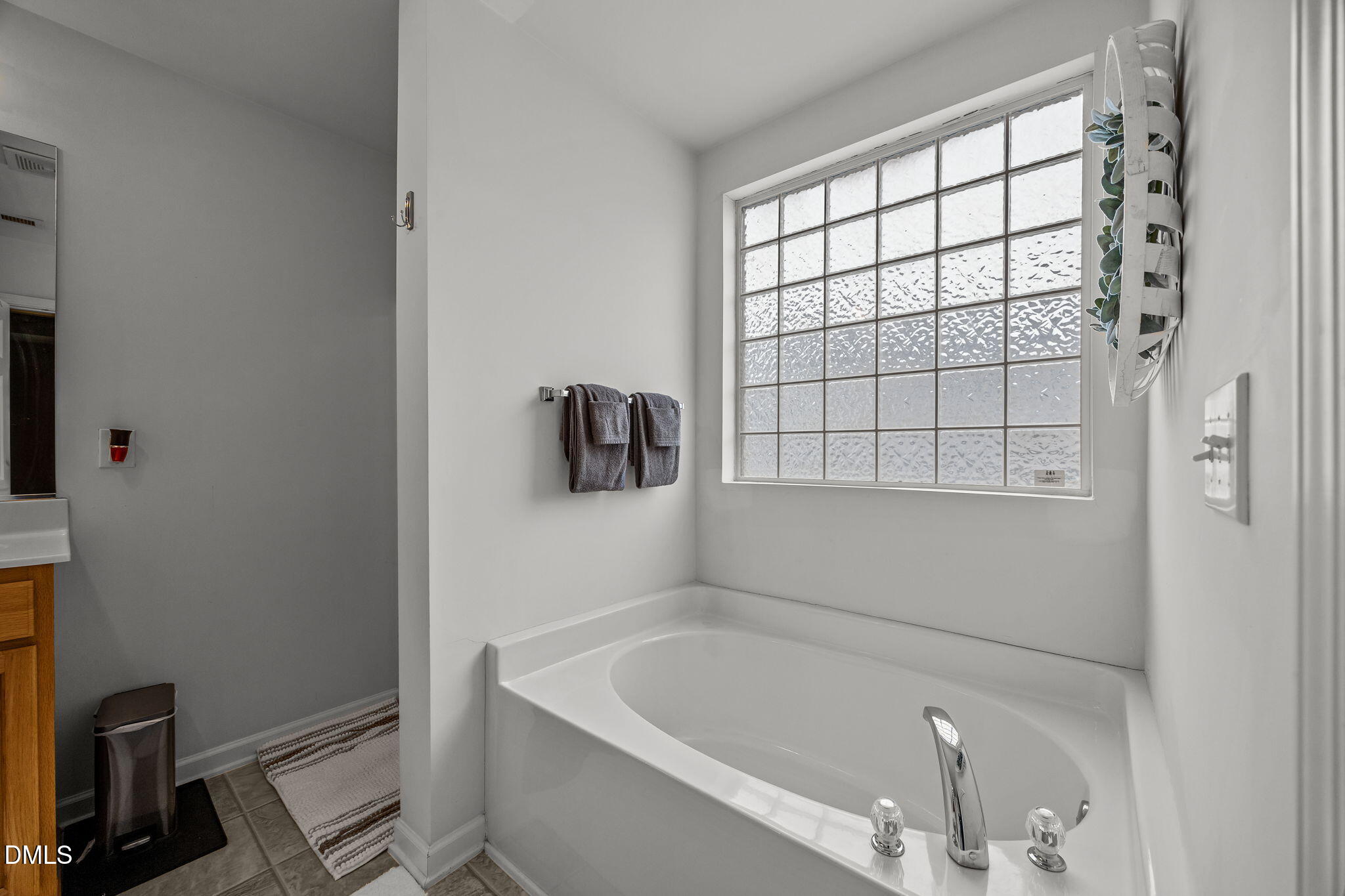 1511 Brambleton Court Graham, NC 27253 - Photo 20 of 43 a bathroom with a bathtub