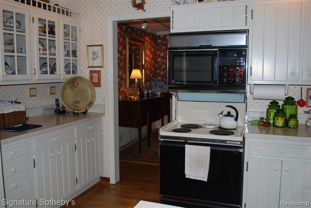 19661 Beverly Road Franklin, MI 48025 - Photo 7 of 36 Kitchen .JPG
