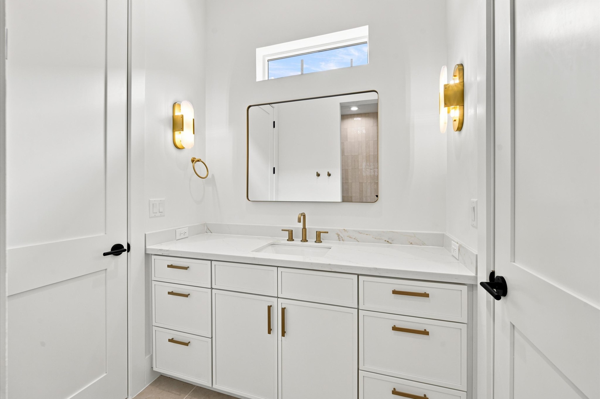 112 East 27th Street Houston, TX 77008 - Photo 26 of 43 Full bathroom with quartz countertops has direct access to the bedroom and game room.