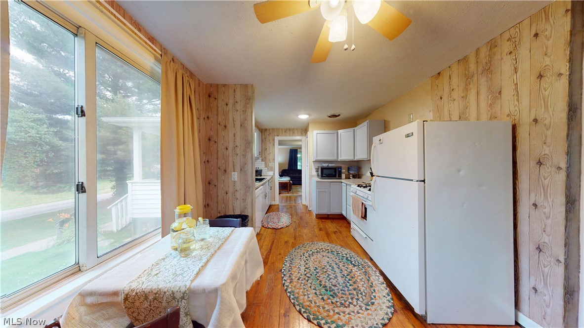 956 Braun Road Belpre, OH 45714 - Photo 15 of 44 KITCHEN W BREAKFAST NOOK