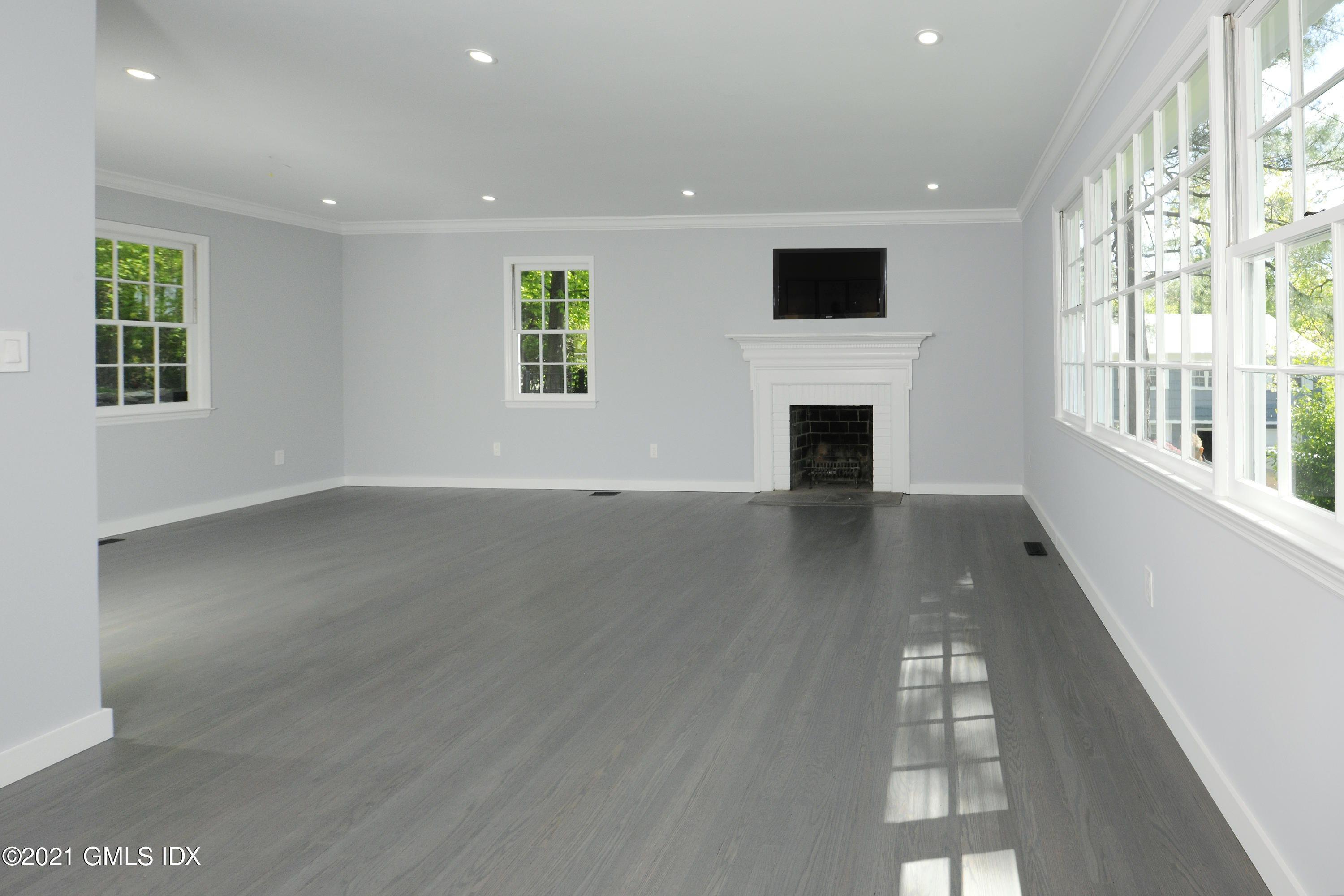 56 Cousins Road Stamford, CT 06903 - Photo 7 of 20 LvgRm3