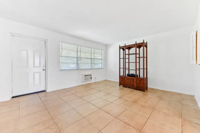 $1,500 | 111 Dorchester East, Unit 111, West Palm Beach, FL 33417