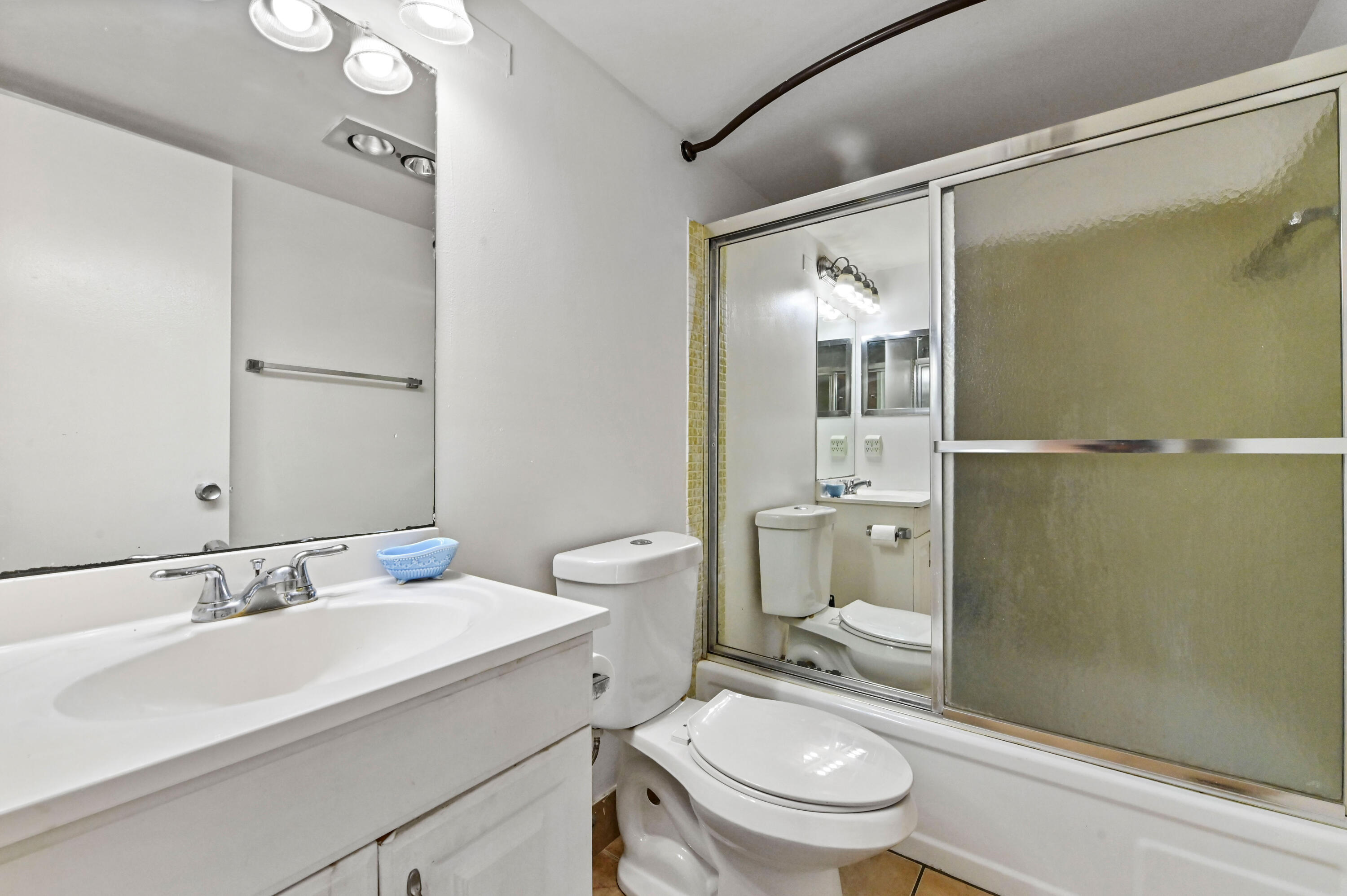 111 Dorchester East, Unit 111 West Palm Beach, FL 33417 - Photo 10 of 21 13 Bathroom 01