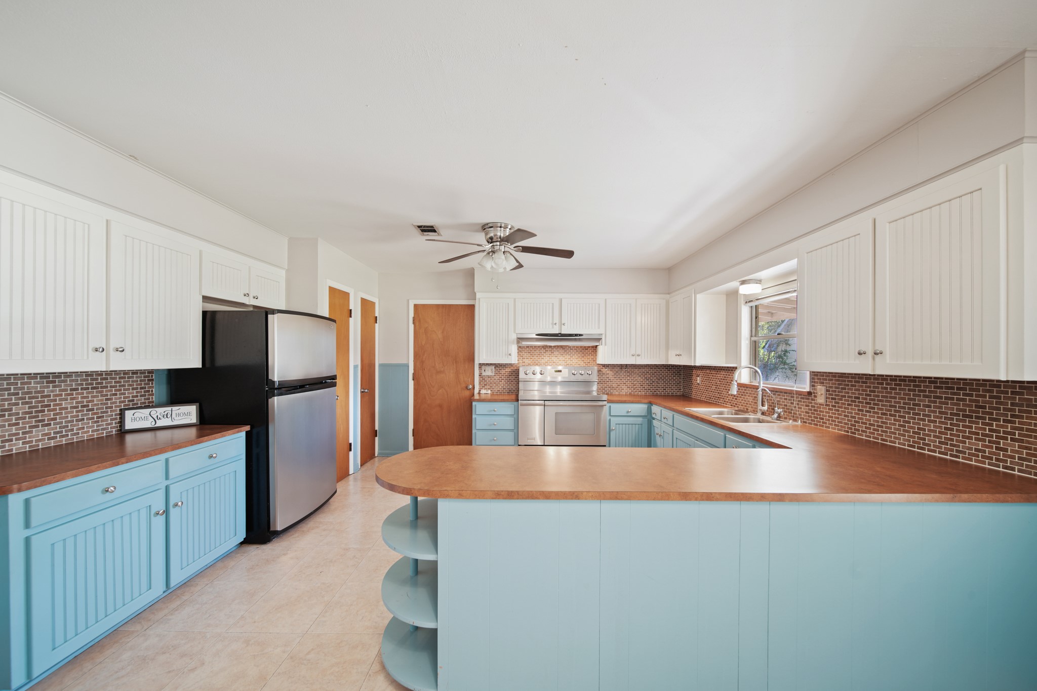1811 Mulcahy Street Rosenberg, TX 77471 - Photo 7 of 25 a kitchen with stainless steel appliances granite countertop a sink refrigerator and microwave