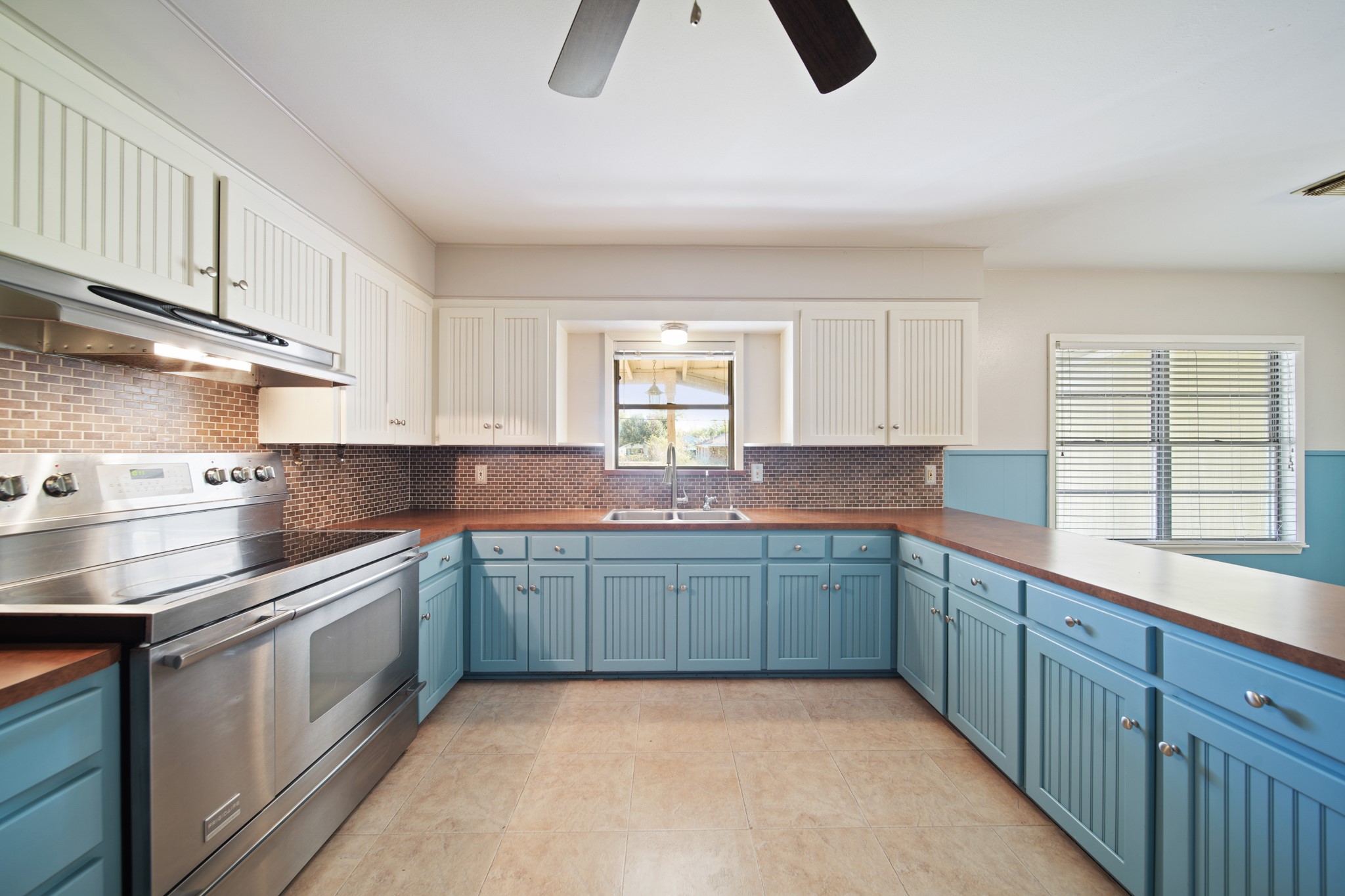 1811 Mulcahy Street Rosenberg, TX 77471 - Photo 8 of 25 a kitchen with lots of counter space and windows