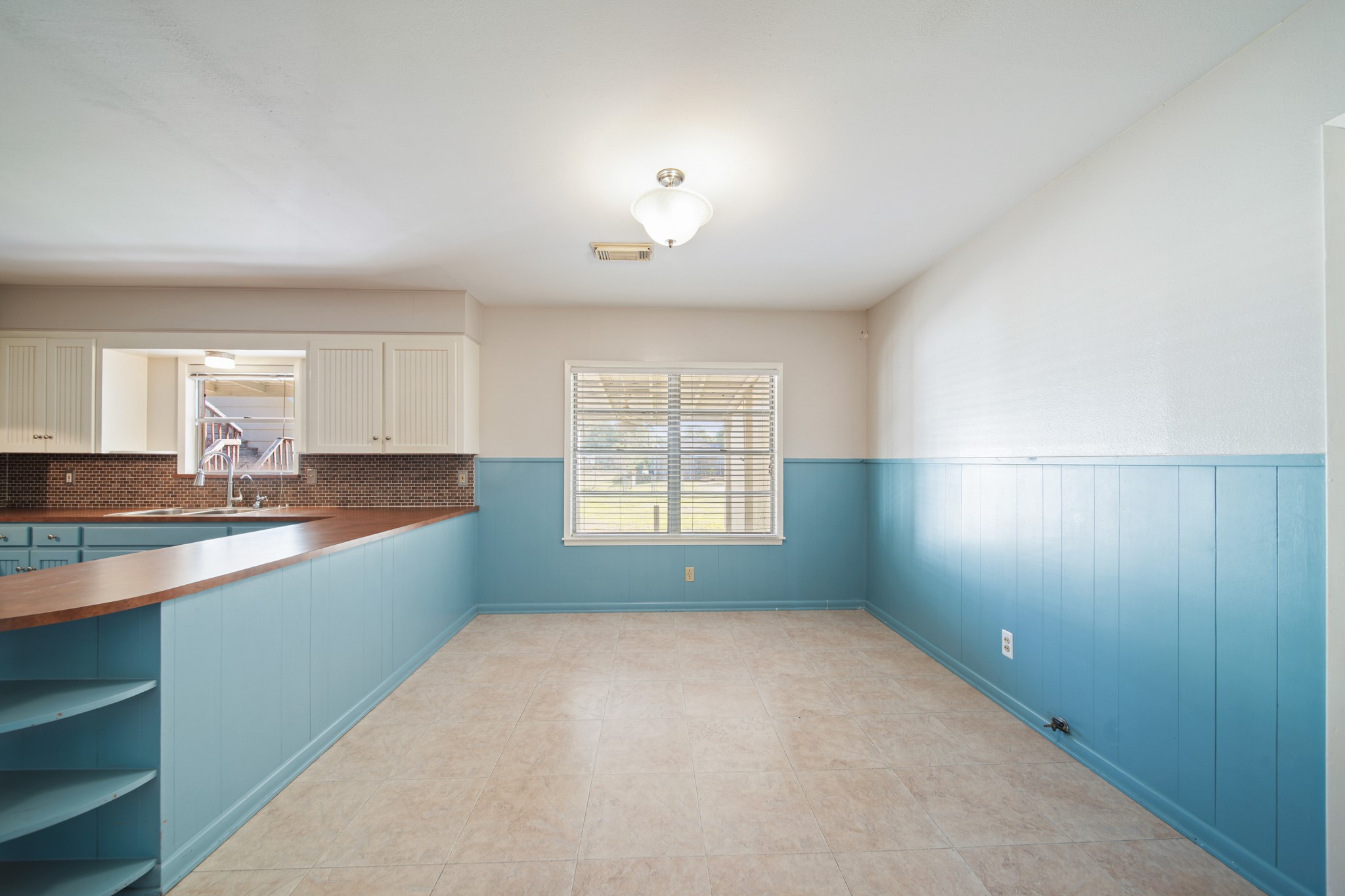 1811 Mulcahy Street Rosenberg, TX 77471 - Photo 10 of 25 a big room with windows and cabinet