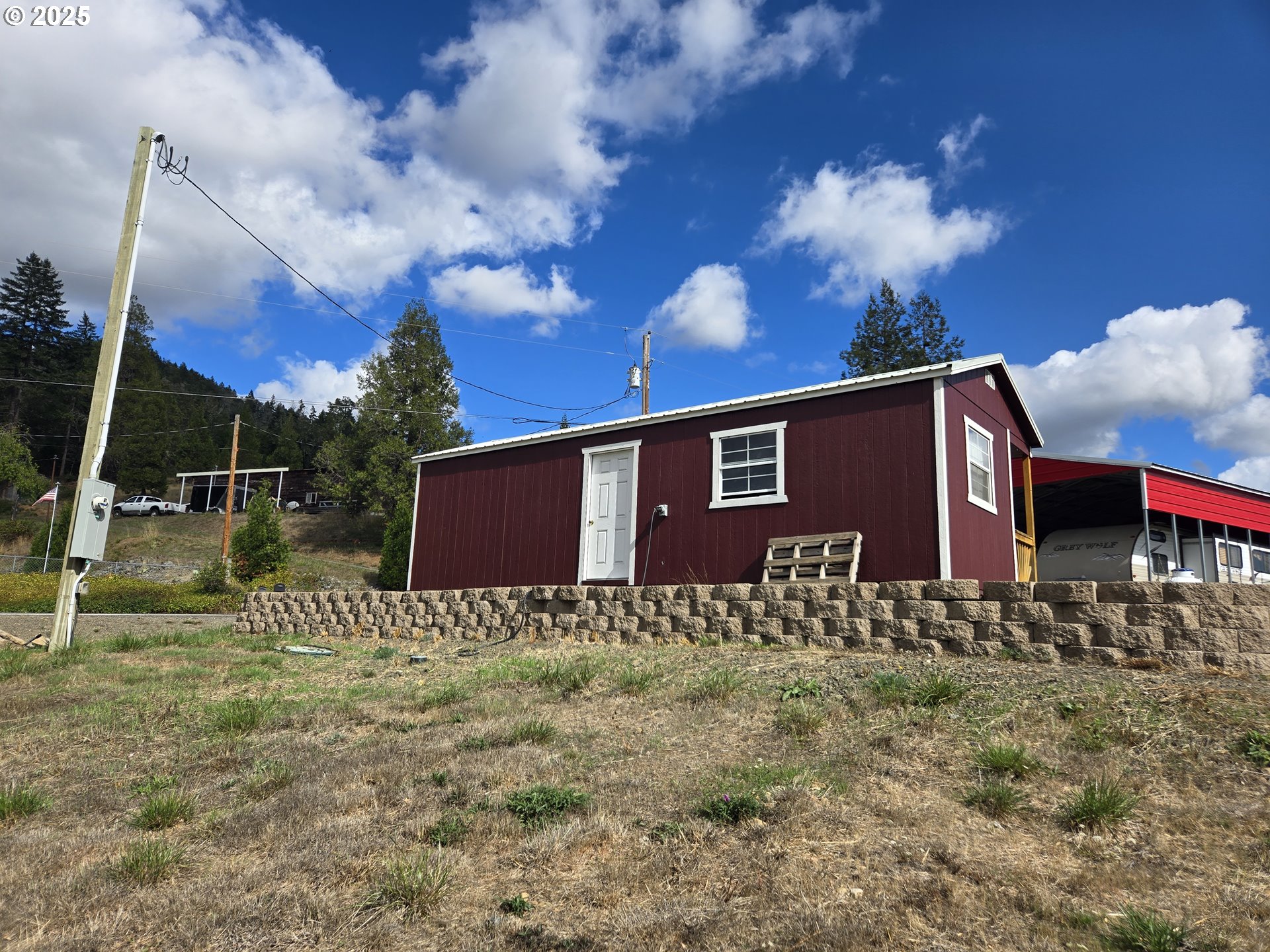 740 Ireland Road Winston, OR 97496 - Photo 2 of 18 a front view of a house with garden