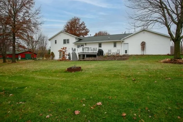 a view of a house with a backyard
