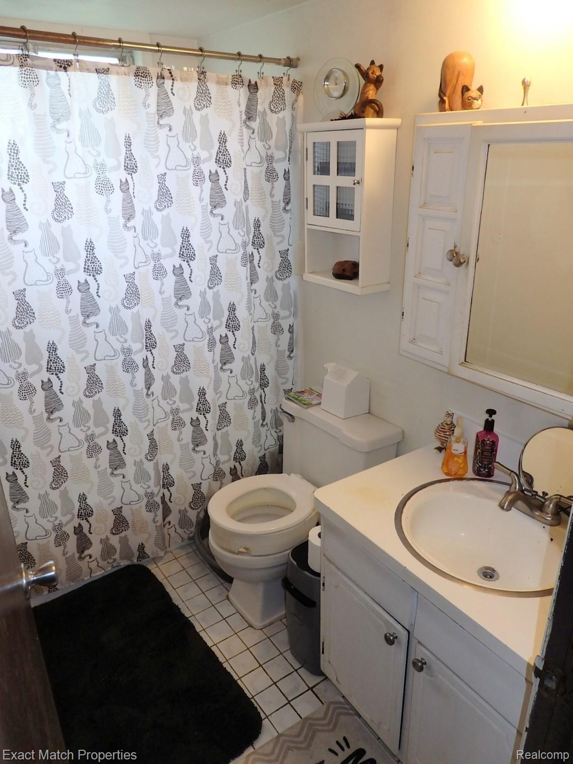 1392 Delta Road Walled Lake, MI 48390 - Photo 35 of 48 Upper level full bathroom